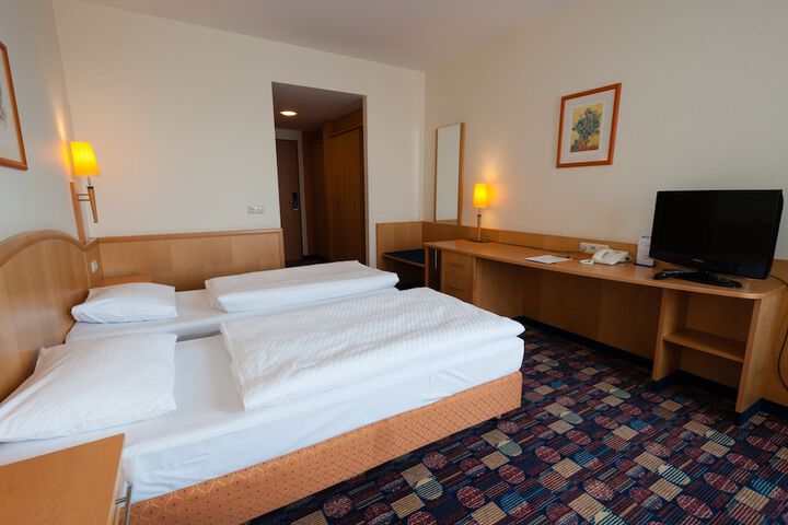 Room 32 of 180