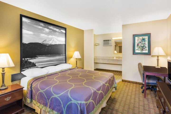 1 King Bed (8 of 17)
