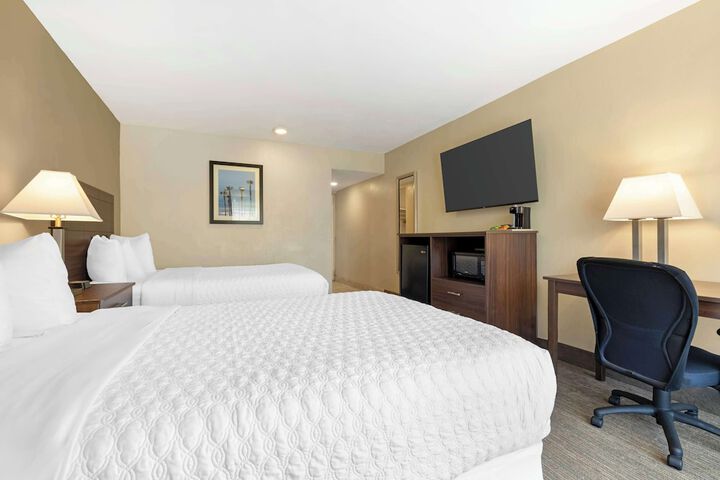 2 Double Beds (4 of 12)