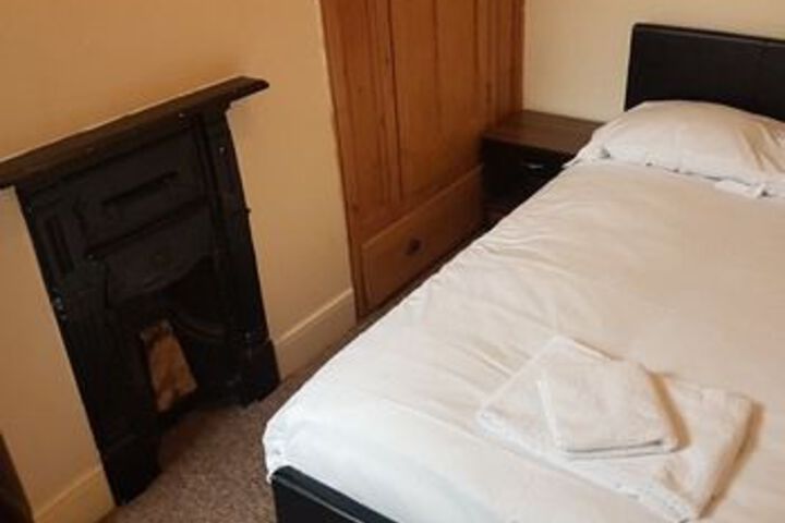 Room 9 of 18