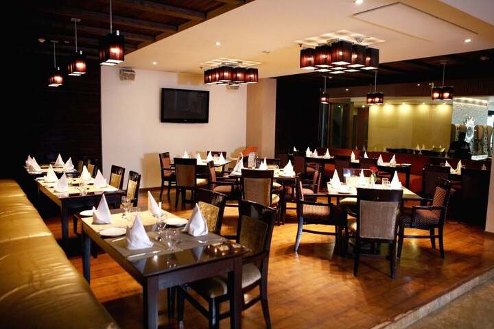 Dining 7 of 8