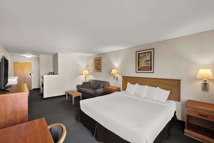 1 King Bed (4 of 5)