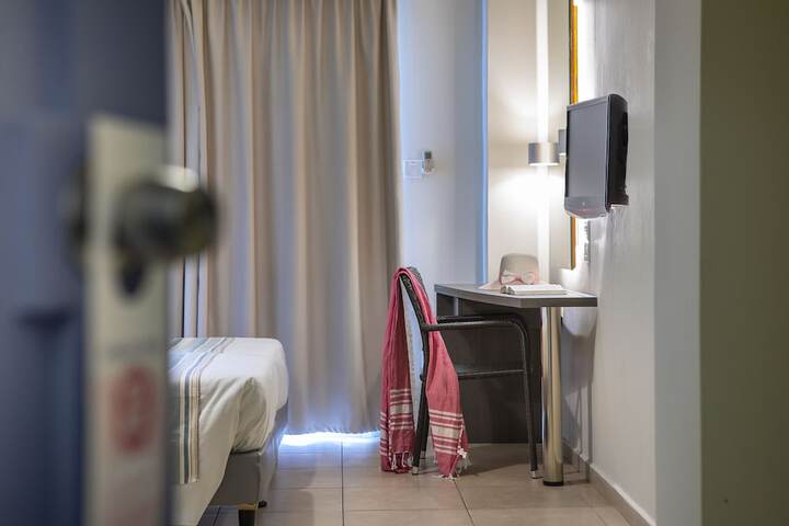 Room 10 of 38