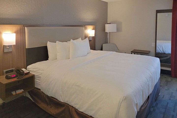 1 King Bed Accessible (33 of 33)