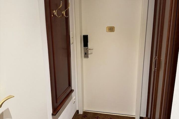 Room 47 of 77