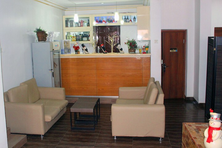 Lounge 84 of 93