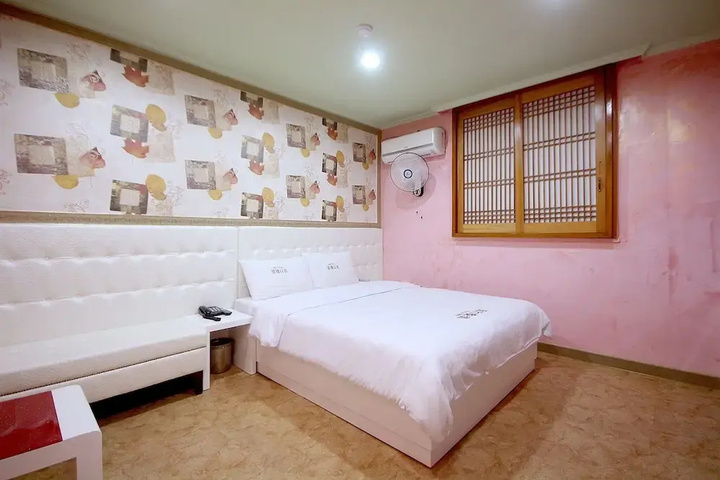 Room 4 of 16