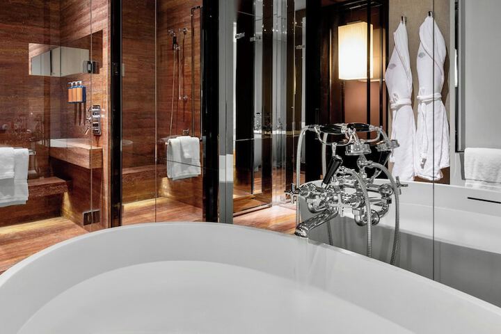 Deep soaking bathtub