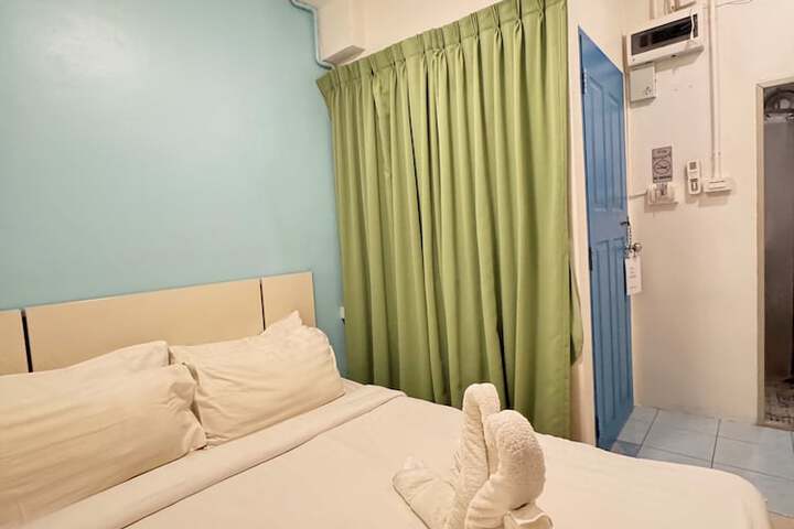 Room 18 of 28