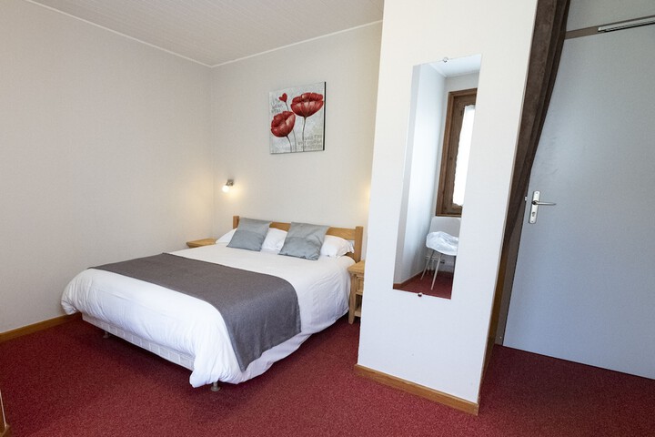 Room 9 of 33