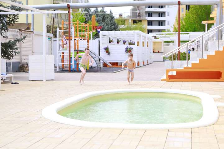 Pool 19 of 33