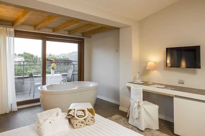 Room 11 of 81