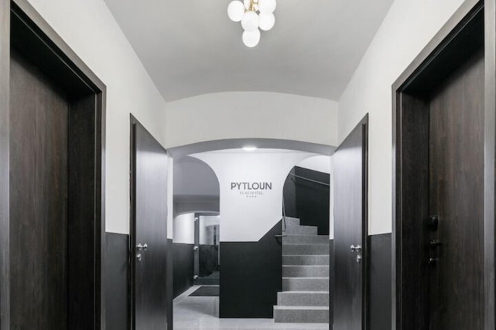 Ballroom/Hall 32 of 34