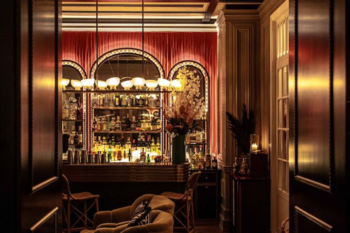Lounge 92 of 106