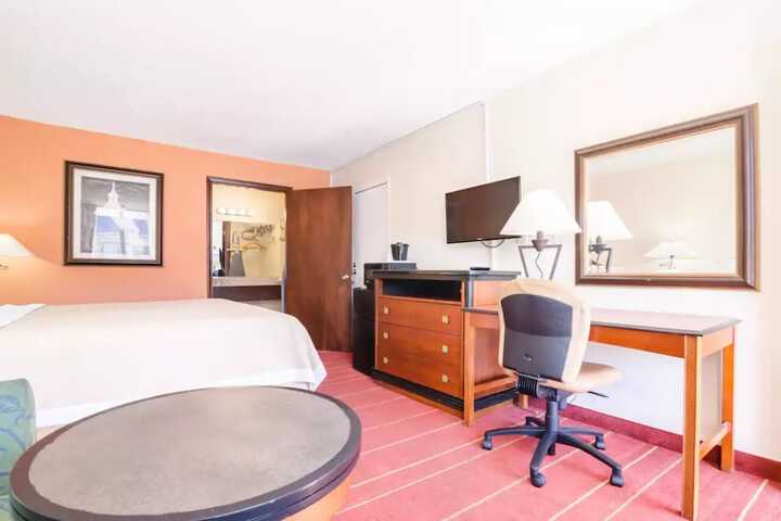 1 King Bed (1 of 14)
