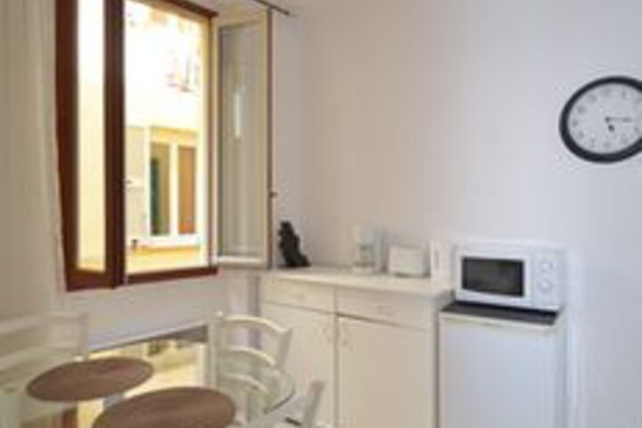 Room 4 of 9