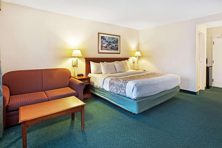 1 King Bed (8 of 16)