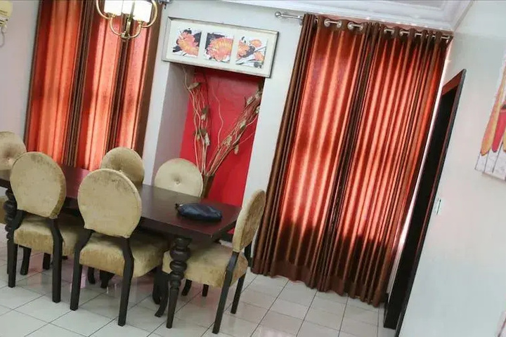 Room 6 of 8