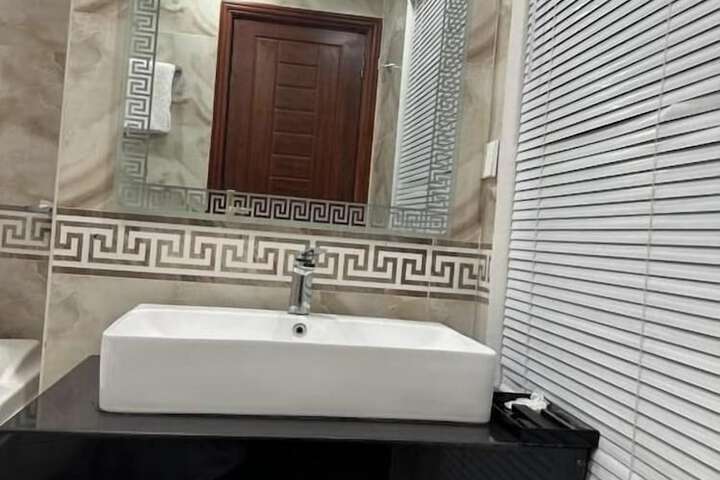Room 10 of 16