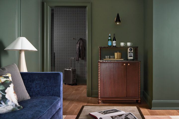 Room 102 of 190