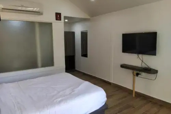 Room 4 of 12