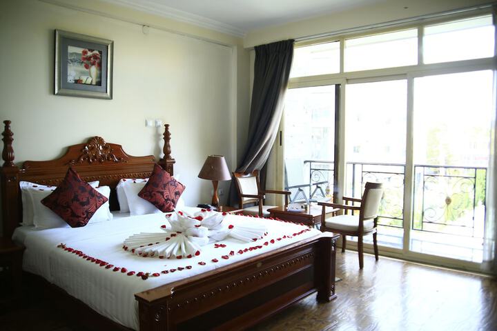 Room 9 of 18