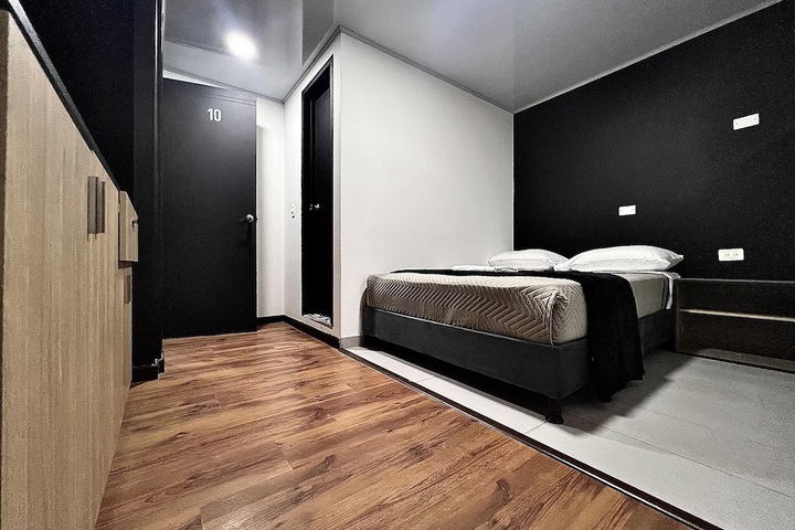 Room 6 of 15