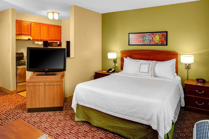 1 Queen Bed Mobility Accessible Hearing Impaired Studio Suite (7 of 23)