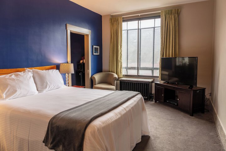 Interior Economy Queen Bed Pet Friendly (47 of 47)