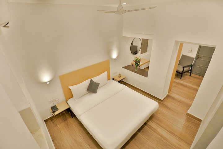 Room 7 of 33