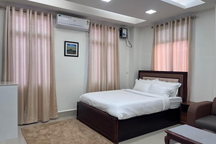 Room 4 of 16