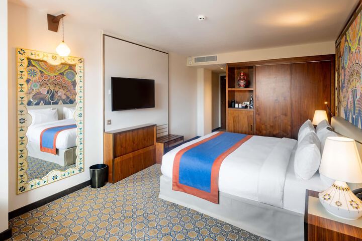 Room 4 of 106