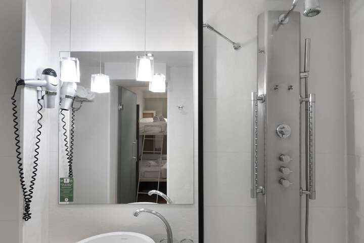 Room 32 of 67