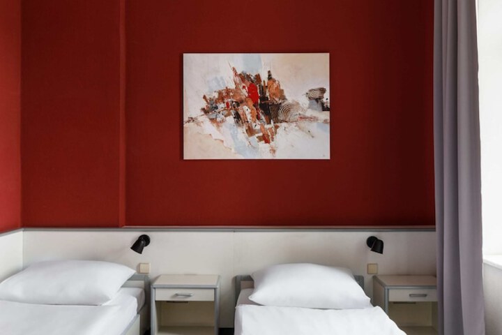 Room 4 of 25