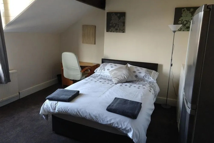 Room 2 of 10