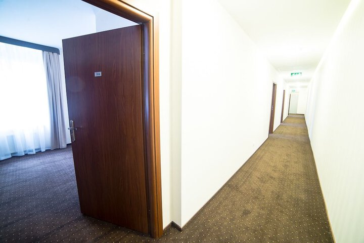 Ballroom/Hall 33 of 35