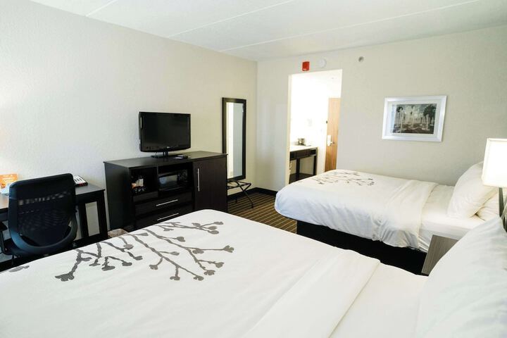 1 Queen Bed Accessible (14 of 31)