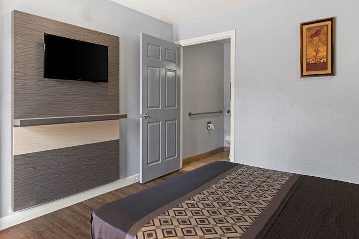 1 Queen Bed (3 of 11)