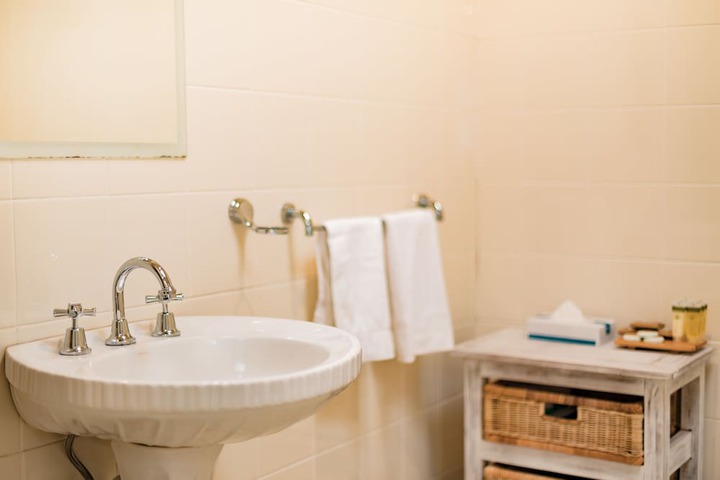Bathroom sink