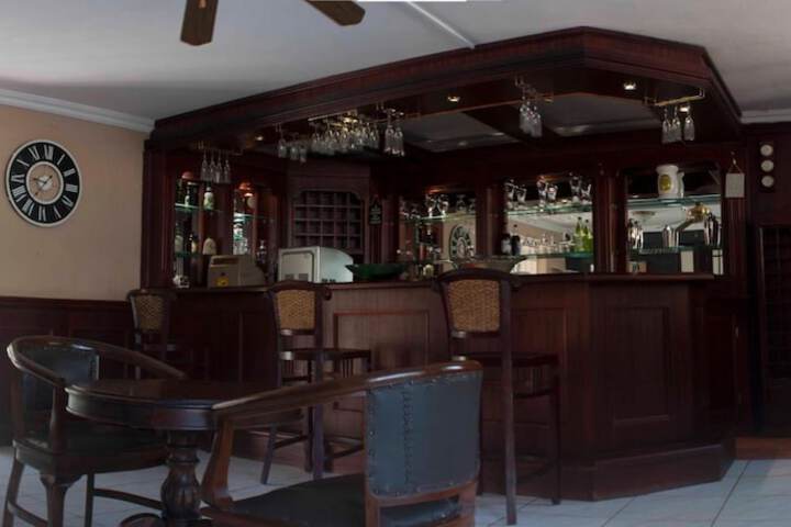Lounge 30 of 49