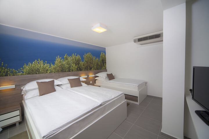 Room 15 of 78