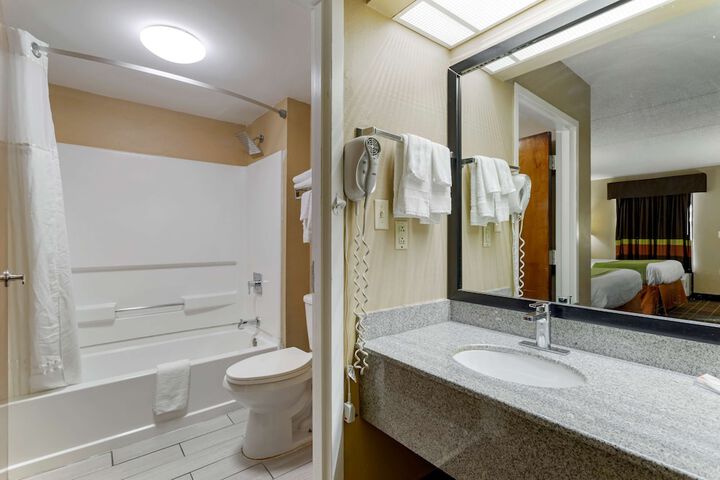 2 Queen Beds High Speed Internet Accessible Microwave and Refrigerator Work Desk Contin (4 of 13)