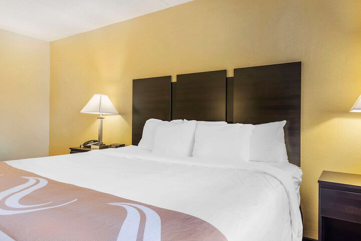 1 Queen Bed (8 of 17)