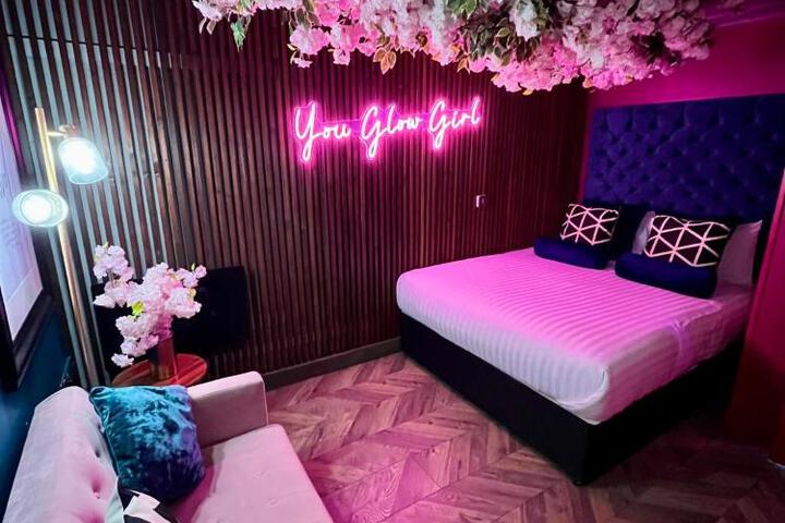Manchesters ONLY private party suite for 12 with Makeup Room