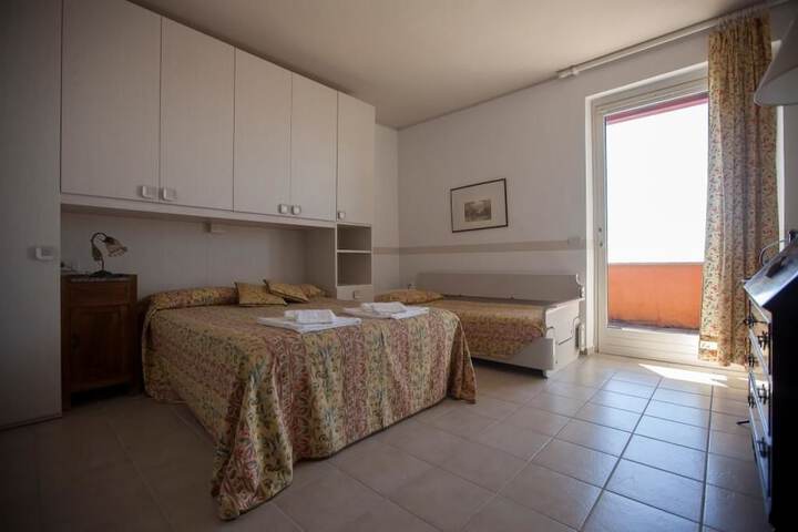 Room 2 of 32