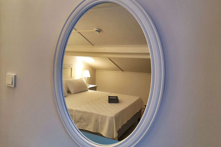 Room 33 of 65