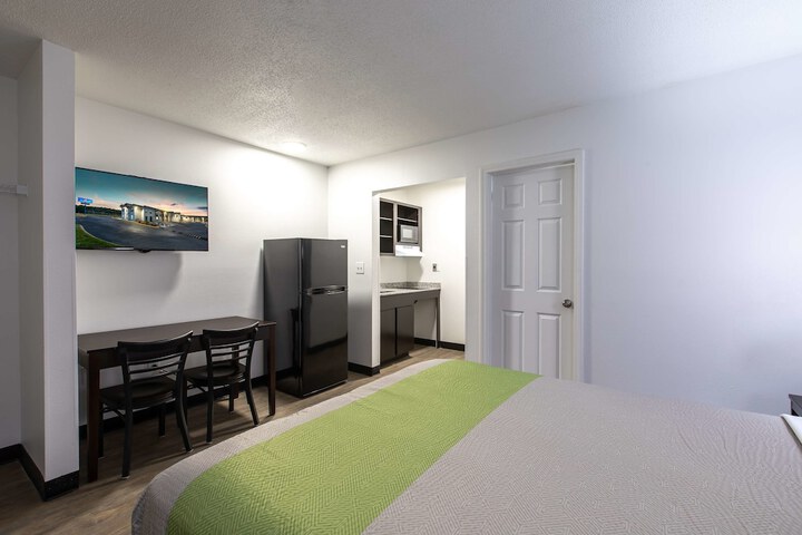 1 Queen Bed | Deluxe Kitchen (7 of 8)
