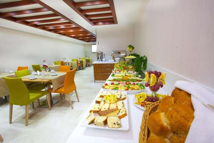 Dining 12 of 17