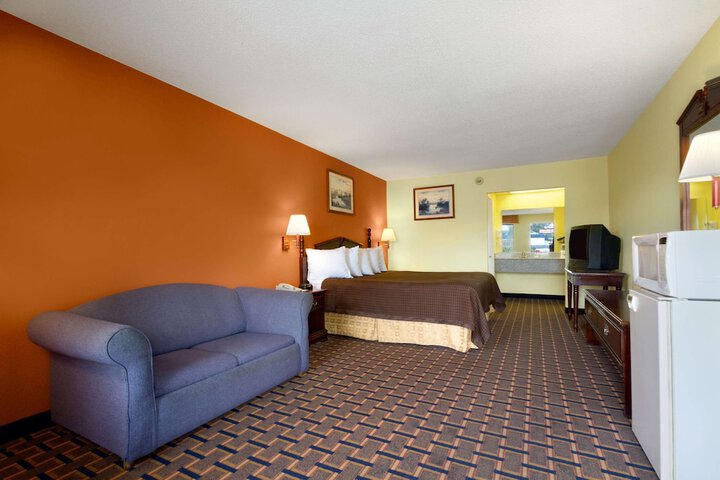 1 King Bed (4 of 4)