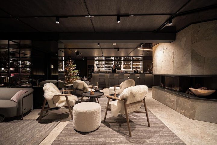 Lounge 119 of 132